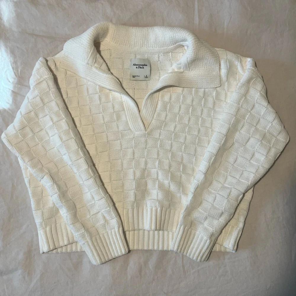 Abercrombie & Fitch V-Neck Collared Cream Sweater - Picture 4 of 5